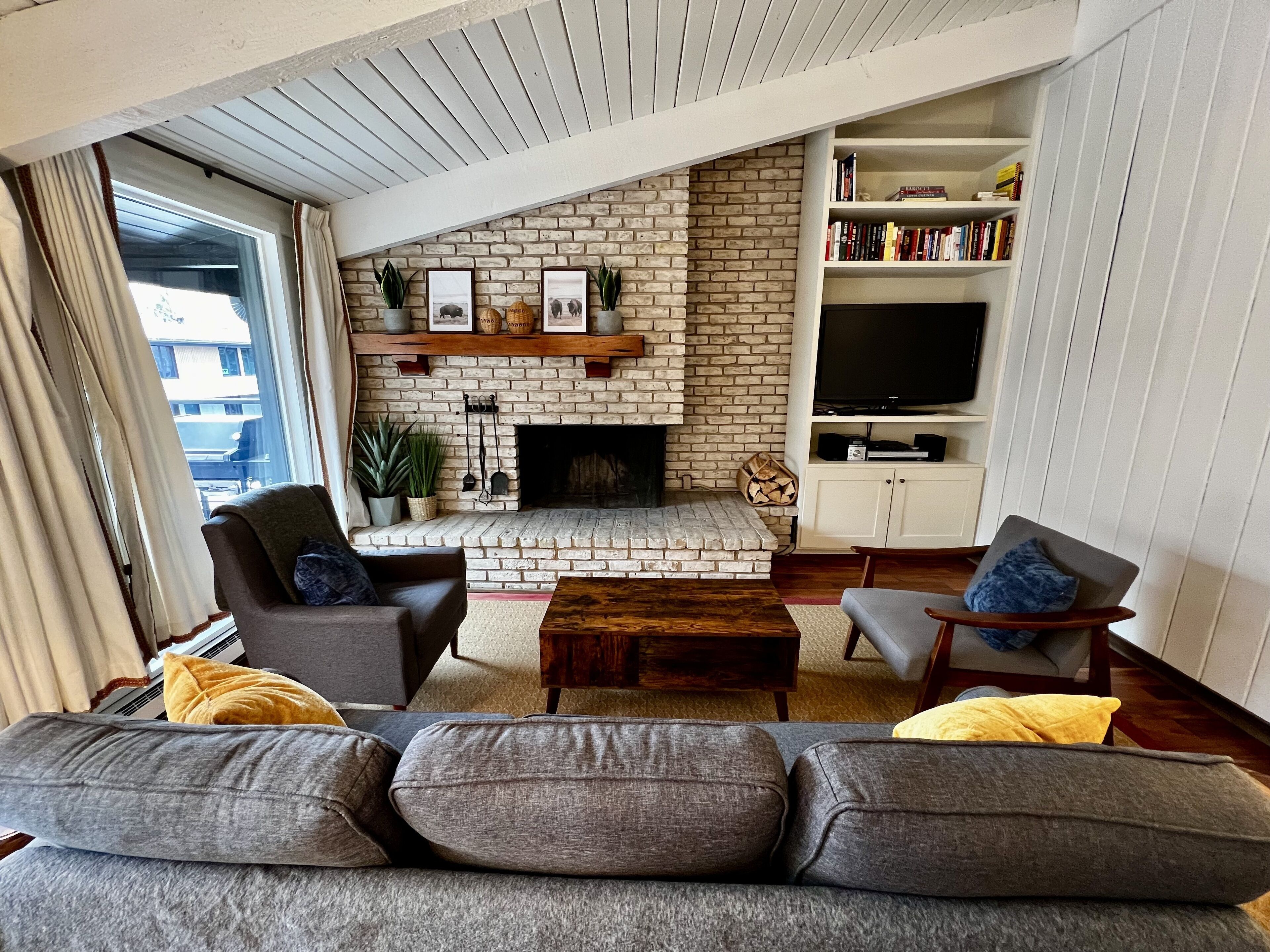 Spacious 3 Bedroom / 2 Bath Aspen Penthouse Walk to Downtown