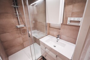 Douche, sèche-cheveux, serviettes fournies, savon