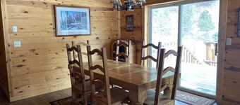 Creekside Cabin With Mountain Views