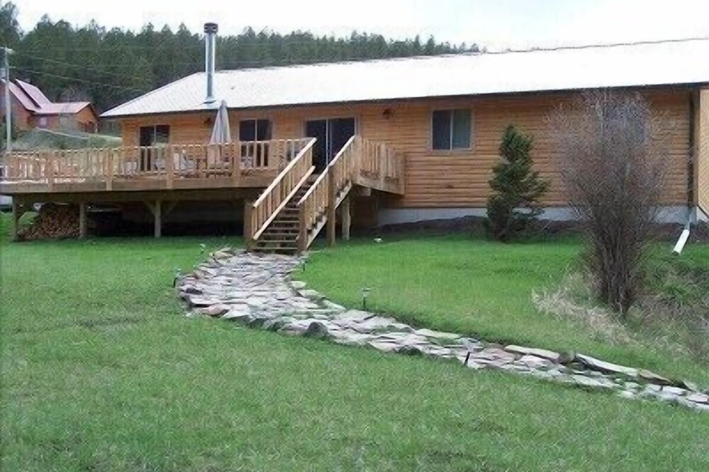 Creekside Cabin With Mountain Views