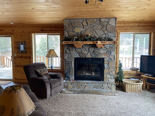 Creekside Cabin With Mountain Views