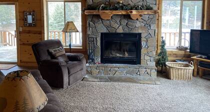 Creekside Cabin With Mountain Views
