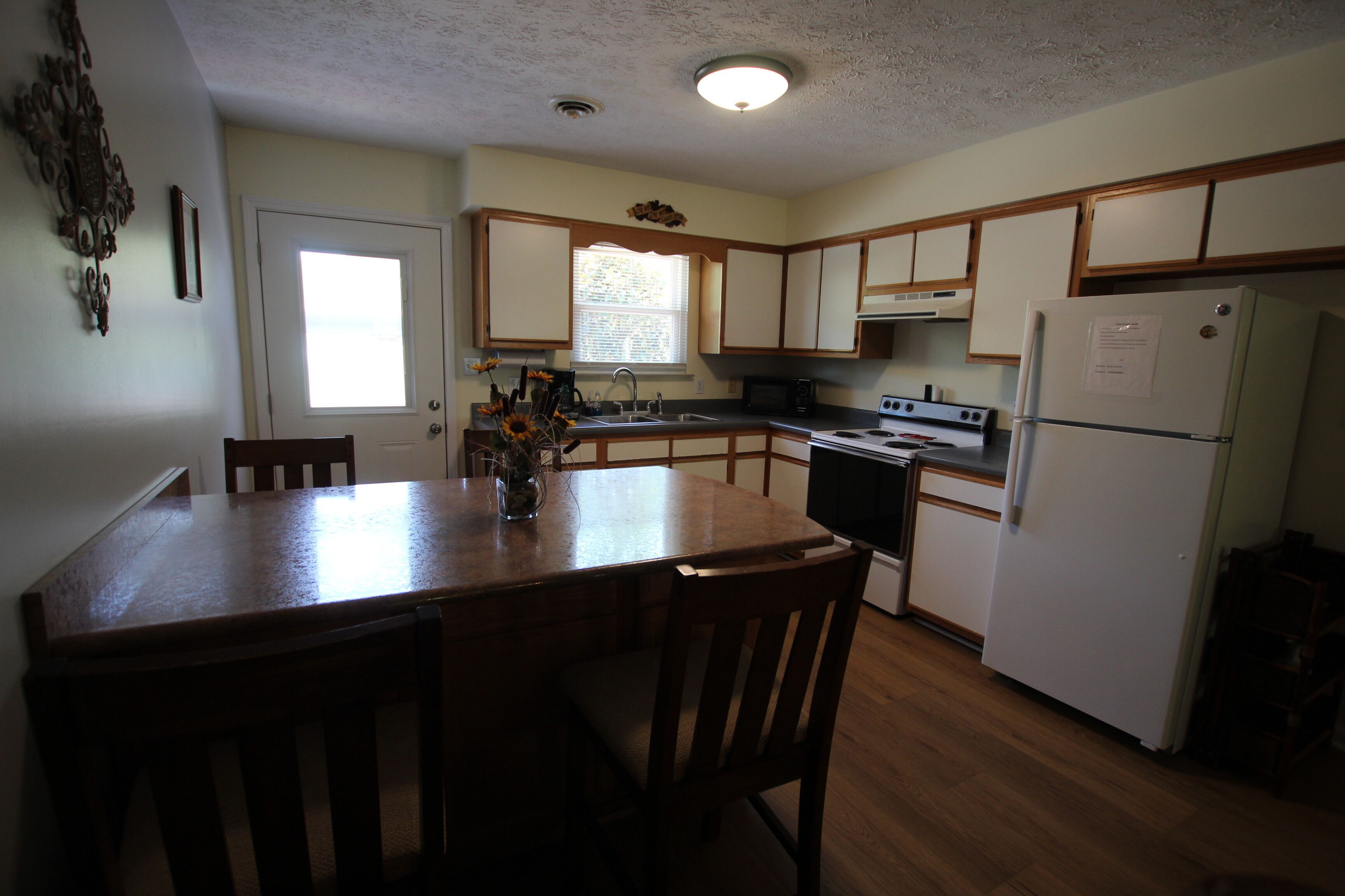 Pet Friendly Condo Overlooking Pool And Tennis Court. 