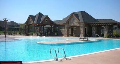 RELOCATION SPECIALIST JA SPECIALS SAATAVILLA !! 3 bdrm 2bth, lähellä kaikkea!