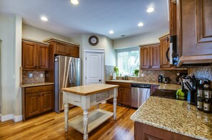 Fridge, microwave, oven, stovetop - RELOCATION SPECIALISTS  Open FP, Pool Access, Park/Playground, ASK SPECIALS!! (Meridian)