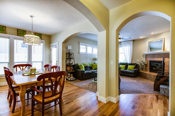 Dining - RELOCATION SPECIALISTS Open FP, Pool Access, Park/Playground, ASK SPECIALS!! (Meridian)