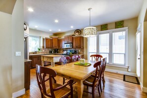 Dining - RELOCATION SPECIALISTS Open FP, Pool Access, Park/Playground, ASK SPECIALS!! (Meridian)