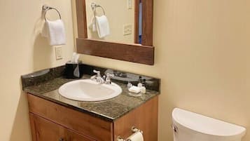 Séchoir à cheveux, serviettes fournies