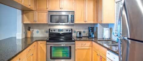 Réfrigérateur, four à micro-ondes, un four, surface de cuisson