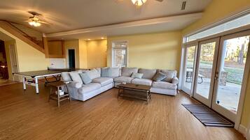 Älytelevisio, takka, DVD-soitin, pöytätennispöytä