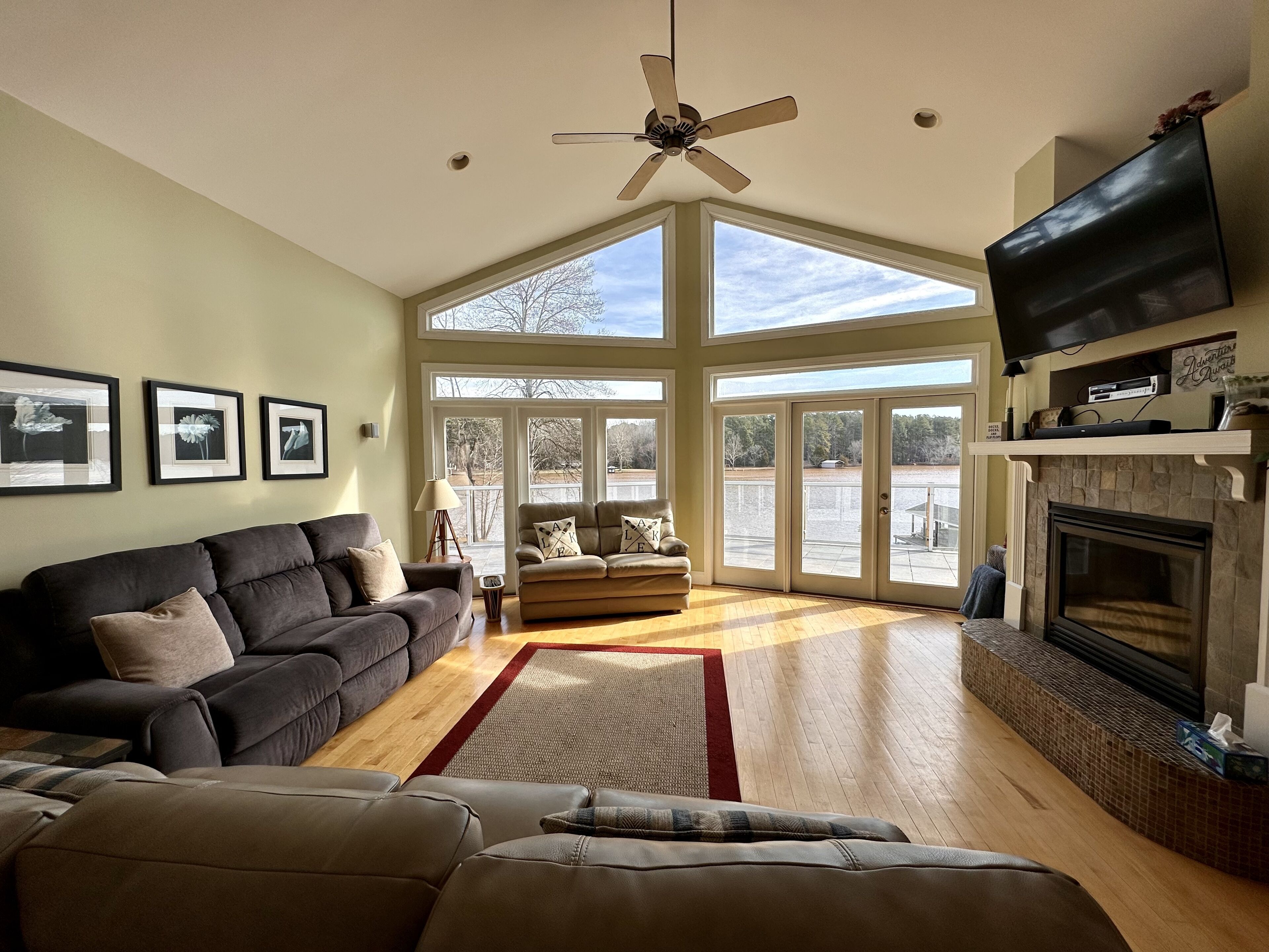 Smart TV, chimenea, reproductor de DVD y tenis de mesa 