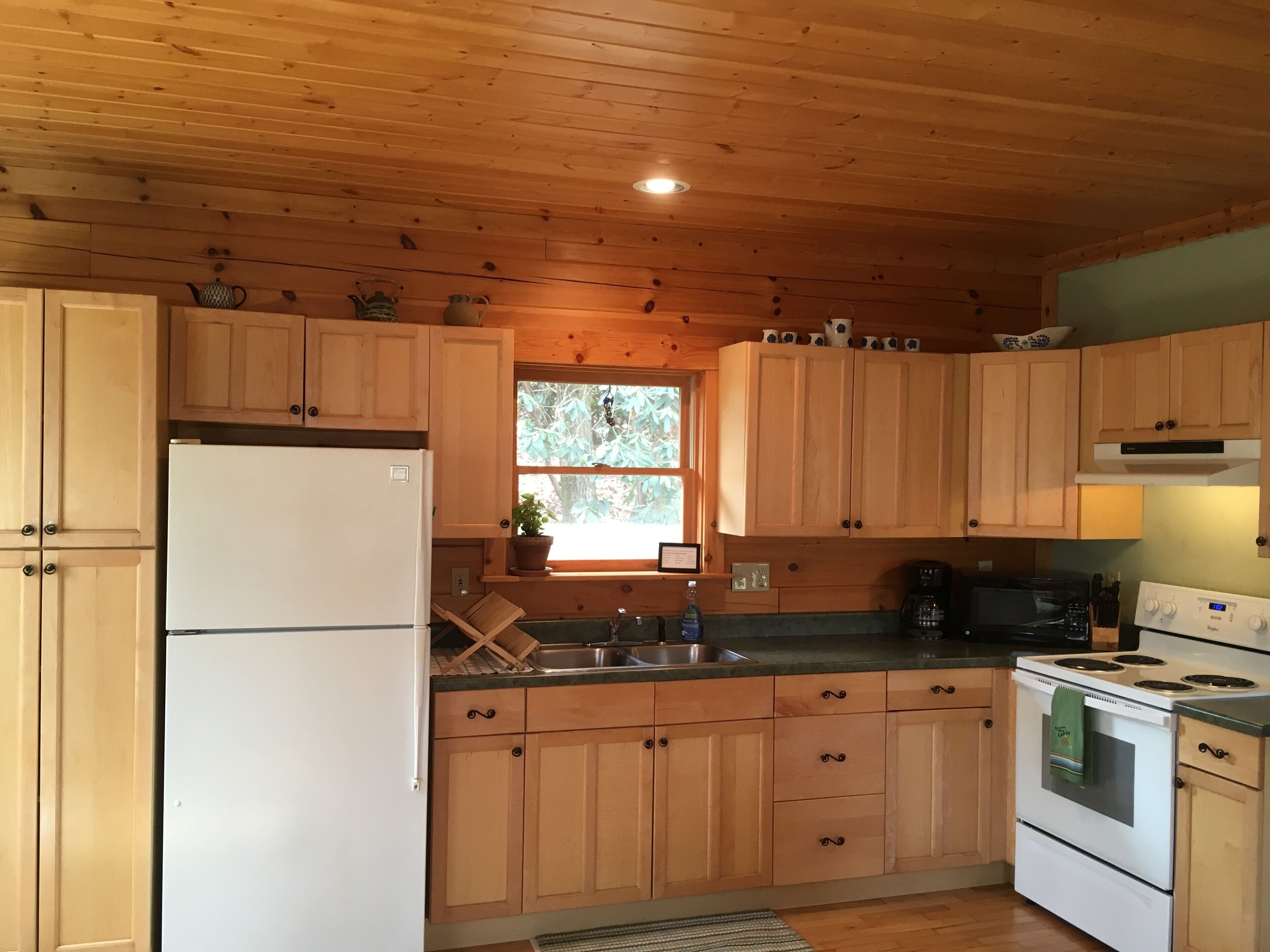 Come Relax in Our Log Cabin in a Private, Wooded Setting