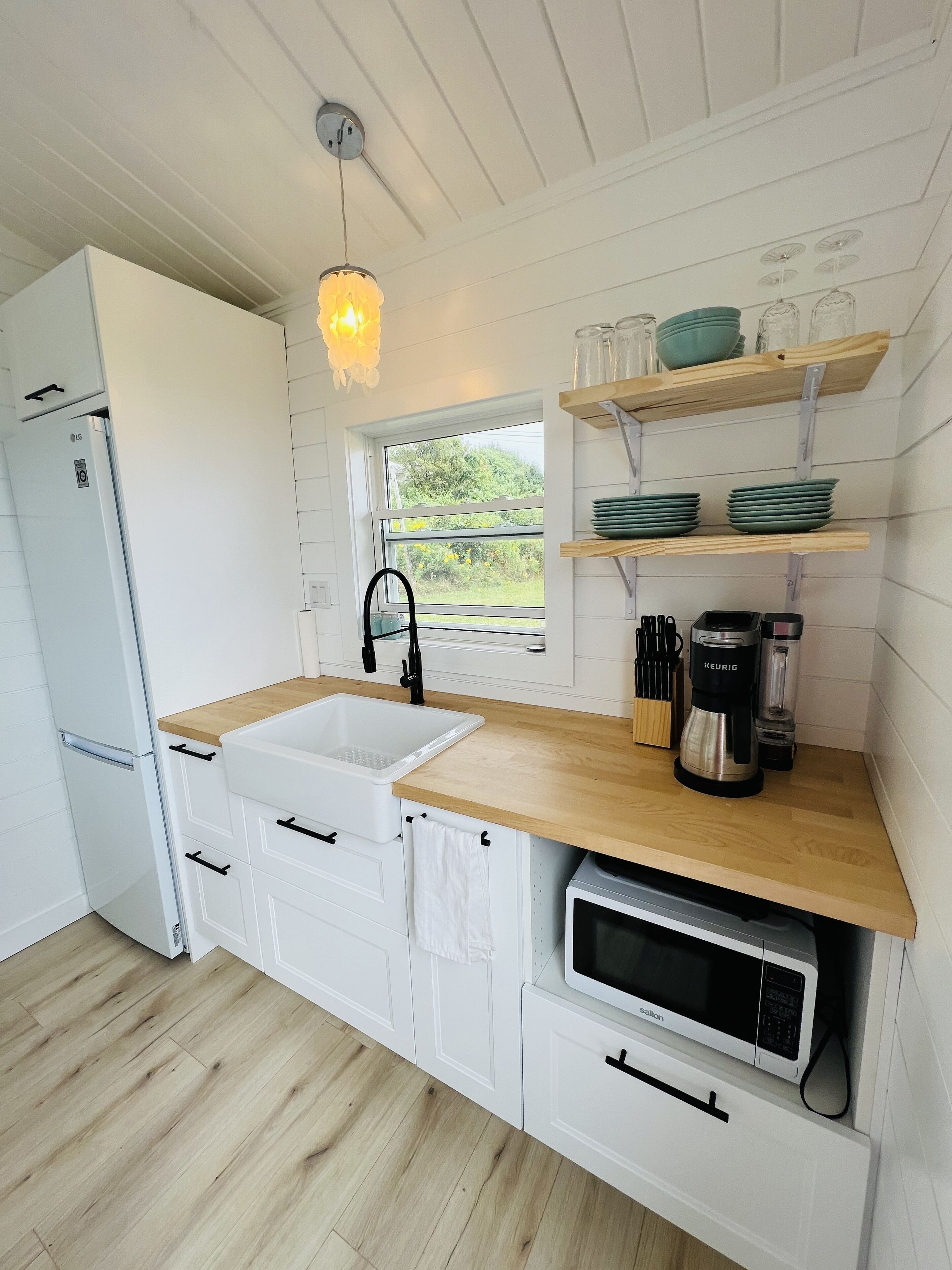 Réfrigérateur, four à micro-ondes, cafetière-théière