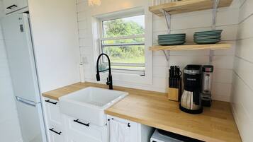 Réfrigérateur, four à micro-ondes, cafetière-théière