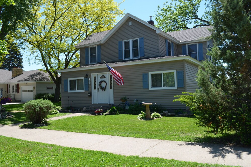 Cozy, Vintage Home, Quiet Neighborhood, Walk or Bike To Lake City's Attractions