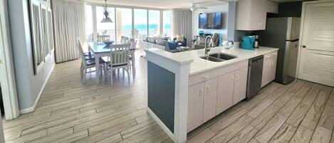 Een koelkast, een magnetron, een oven, een kookplaat