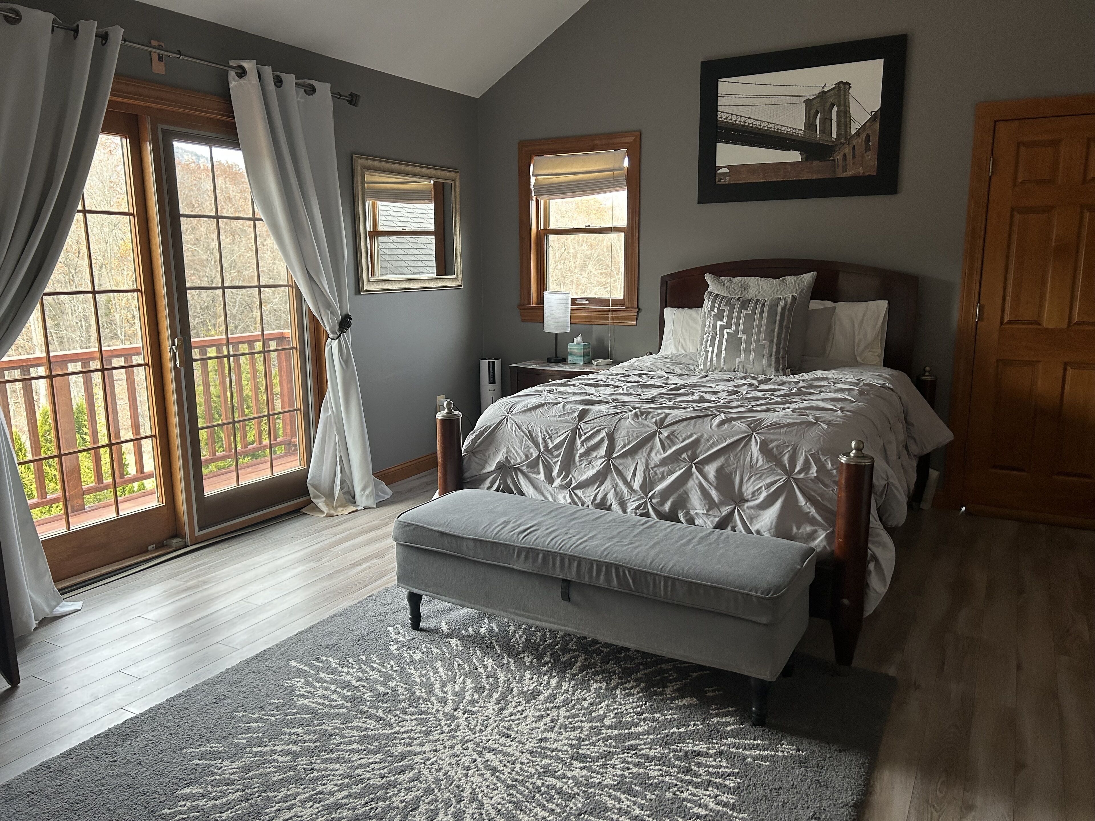 4 habitaciones, escritorio y tabla de planchar con plancha 