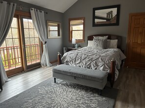 4 quartos, escrivaninha, ferros/tábuas de passar roupa, berço de viagem