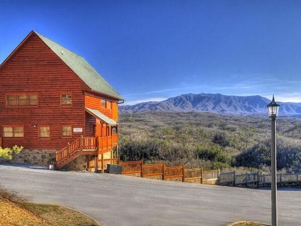 Exterior - Nestled Inn: Breathtaking Mountain View - Brand New Hot Tub - Luxury Cabin (Sevierville)