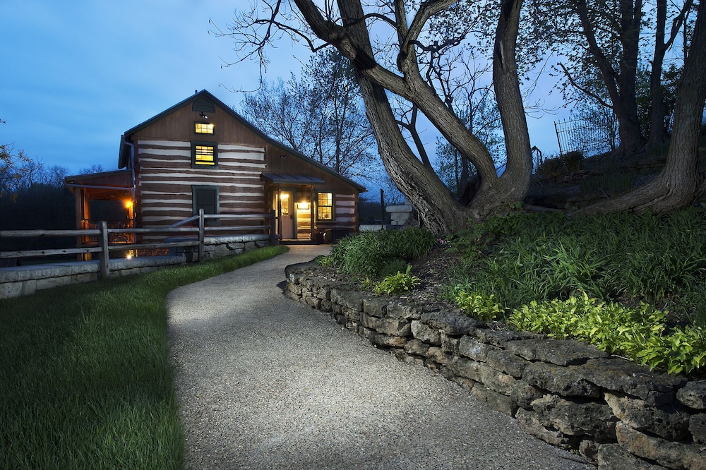Romantic, Secluded, Private, Rustic Cottages