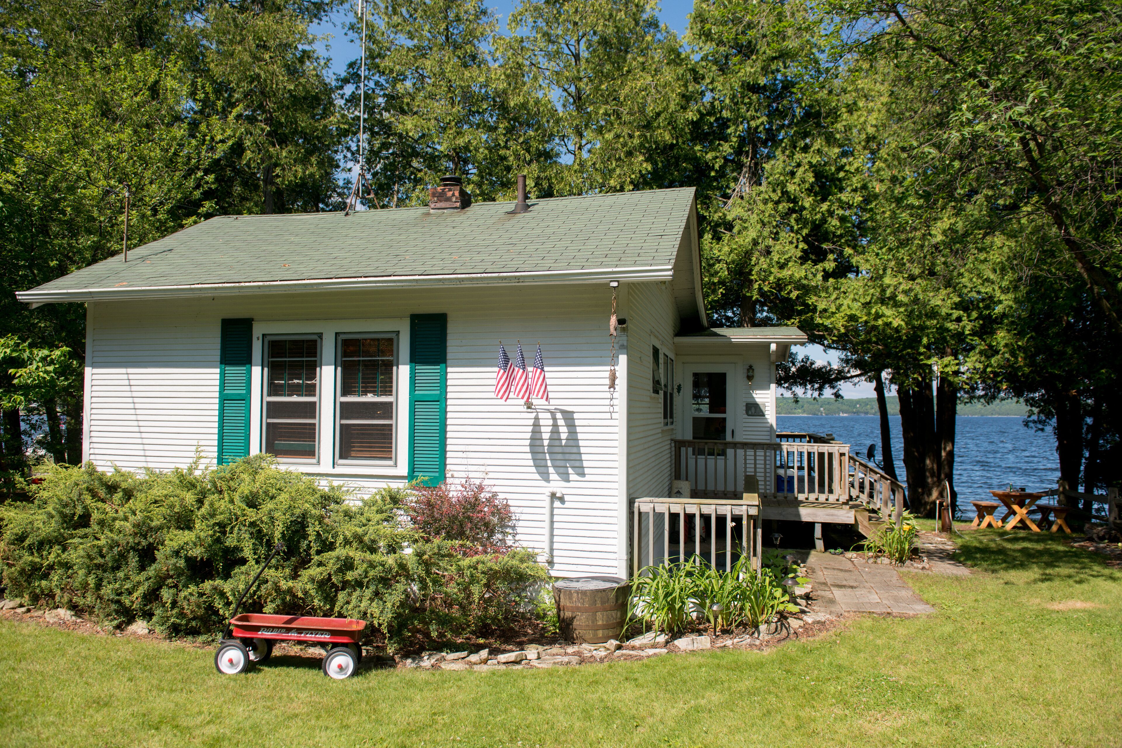 Beautiful Waterfront Cottage
