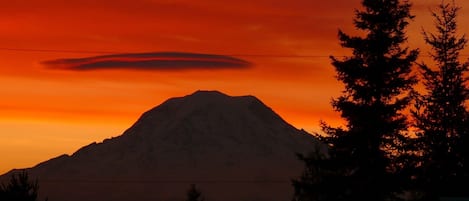 Silhouette di montagna su un cielo al tramonto con effetto alone.