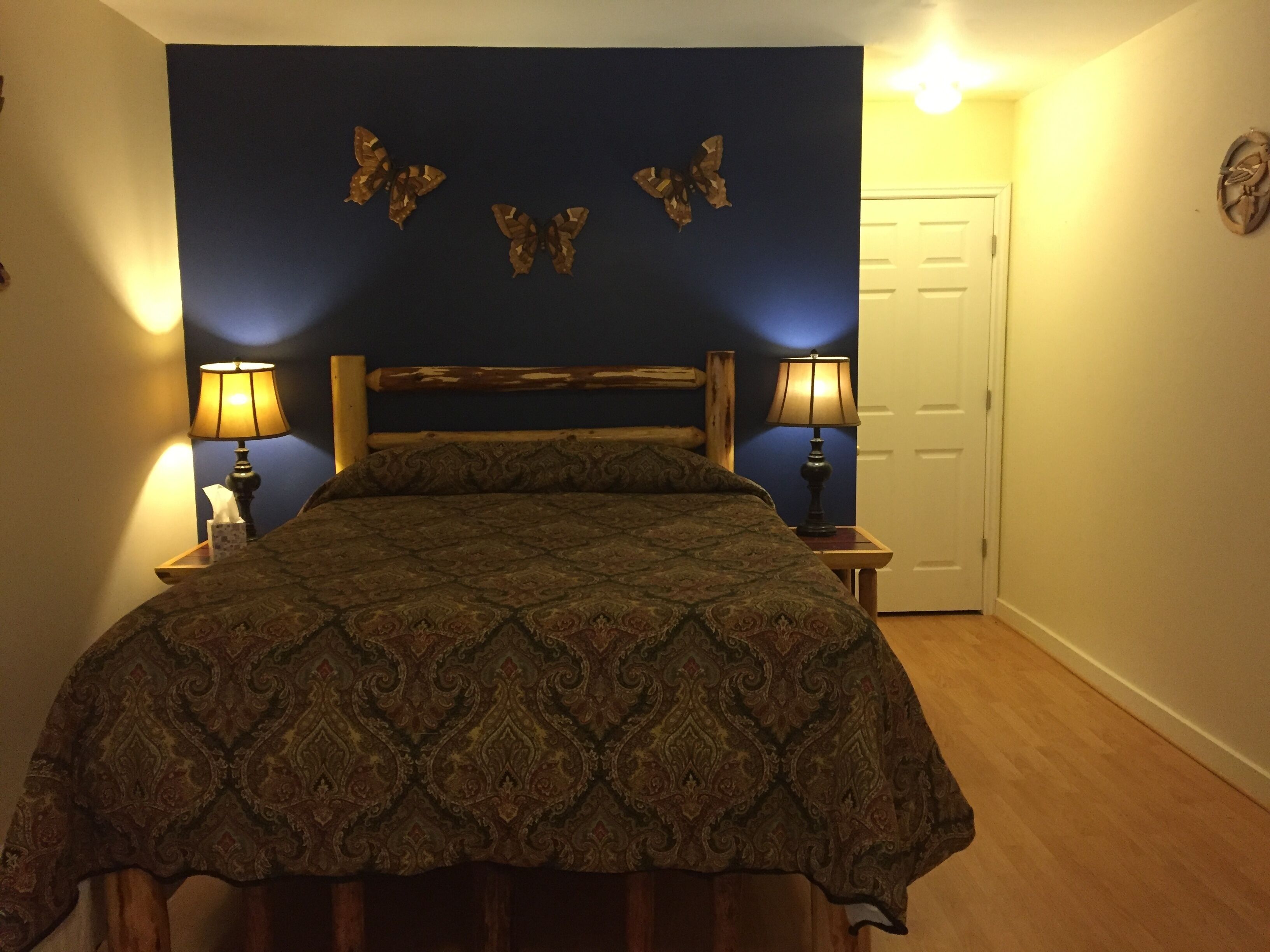 Alexander's Lodge (1 Queen bed, Breakfast Included)