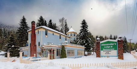 Exterior. Alexander's Lodge (1 Queen bed, Breakfast Included)