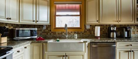 Een koelkast, een microgolfoven, een oven, een kookplaat