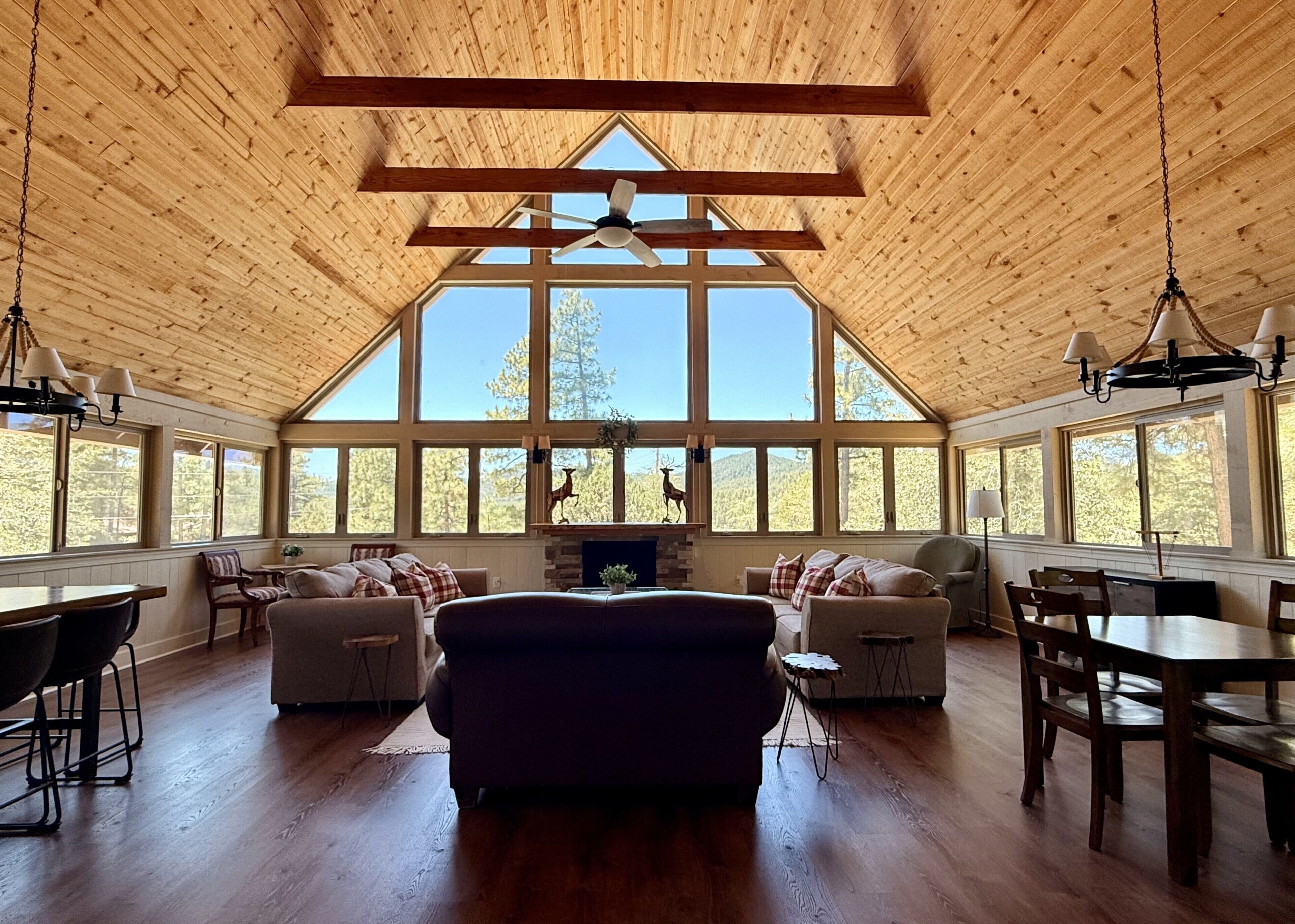 تلفزيون ذكي، مدفأة، وحدة تحكم لألعاب الفيديو، مشغل دي في دي