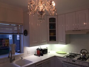 Fridge, microwave, oven, stovetop - Santa Monica Paradise Palm Beach Retreat (Santa Monica)