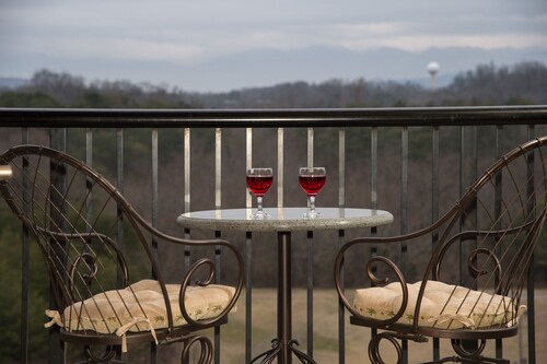 3Bd/2Ba Condo New Remodel Right Off the Parkway in the Heart of Pigeon Forge