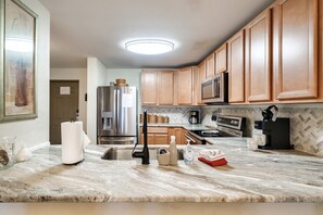 冷蔵庫、電子レンジ、オーブン、コンロ