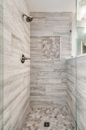 Shower, jetted bath, hair dryer, towels