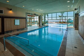 Una piscina techada, una piscina al aire libre