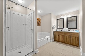 Bañera con ducha, secador de pelo, toallas, jabón