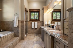 Ensemble douche/baignoire, baignoire à jets, sèche-cheveux