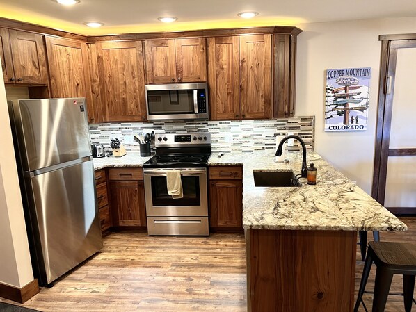 Frigorifero, microonde, forno, piano cottura