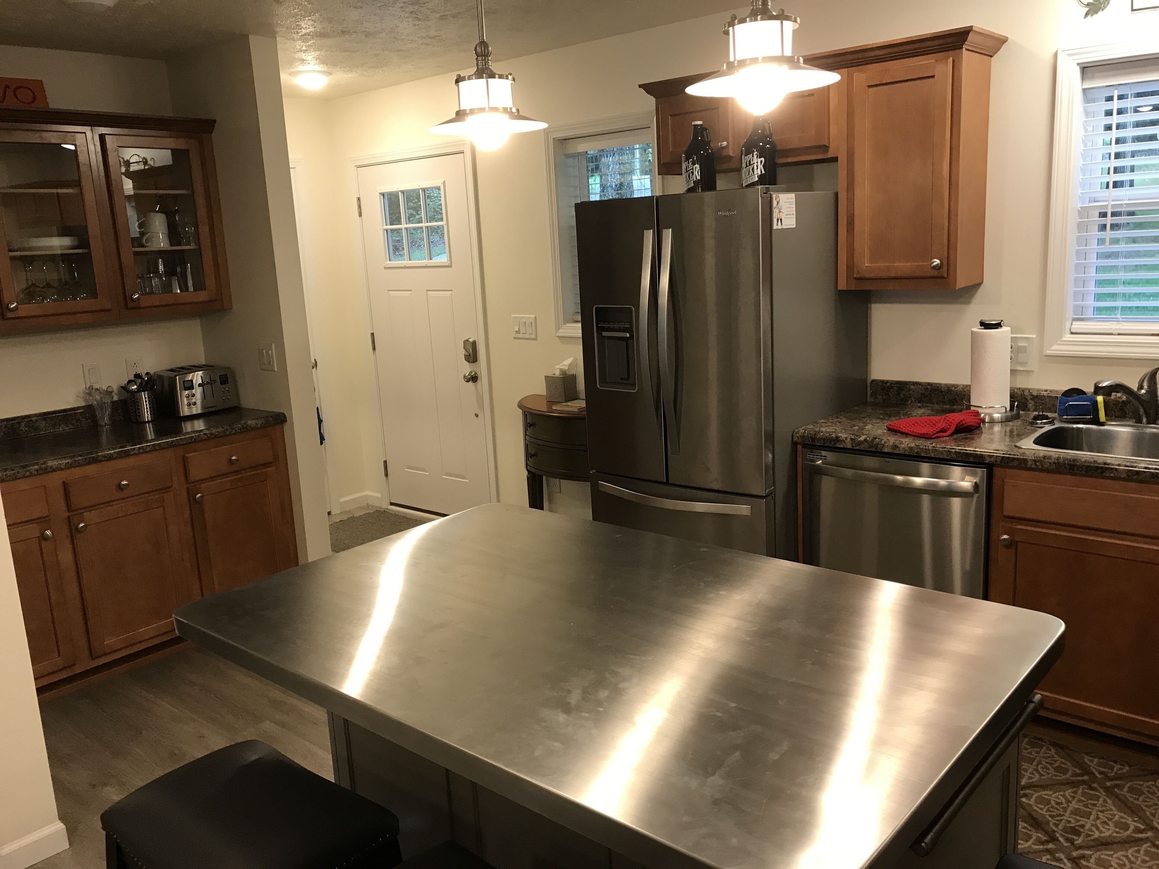 Private Setting In Easy To Get To Cabin Near The Hub Of The Universe