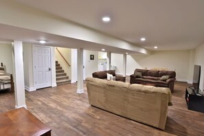 TV, ping pong - Coop Diamonds Sunrise Estates III -Private bathrooms, Heated Pool, 5 miles to DP (Cooperstown)