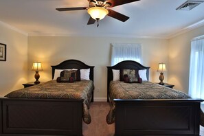 5 habitaciones, tabla de planchar con plancha, wifi y ropa de cama