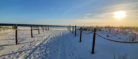 På stranden