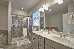 Shower, jetted tub, hair dryer, towels - Beautiful 6 Bedroom, 4 Bath House in Bishop's Landing Community! Wifi Available, Pool, Fitness Center, Beach Shuttle, Tennis, Playground! (Millville)
