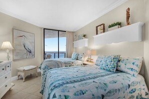 3 habitaciones, escritorio y tabla de planchar con plancha 