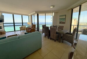 Een smart-tv, een dvd-speler, boeken en een printer