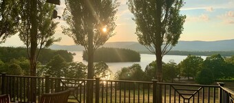 Spectaculaire lac Squam, NH House avec court de tennis, quai et plage