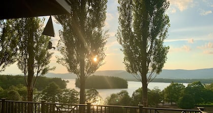 Upea Squam-järvi, NH House, jossa on tenniskenttä, telakka ja ranta