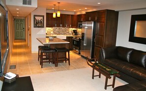 تلفزيون ذكي، مدفأة، مشغل دي في دي، مكتبة موسيقى