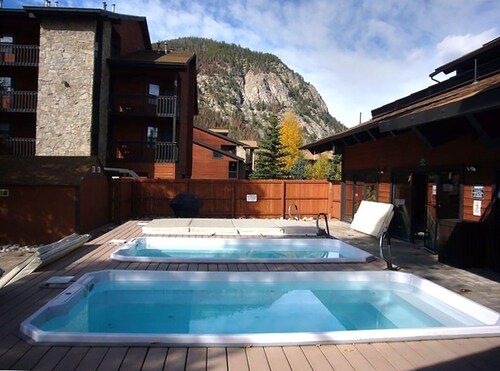 Lux Condo 1BR/1BA in Mountainside - KING bed - Free Wifi 500+mbps - HUGE Shower