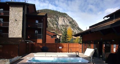 Lux Condo 1BR/1BA in Mountainside - KING bed - Free Wifi 500+mbps - HUGE Shower